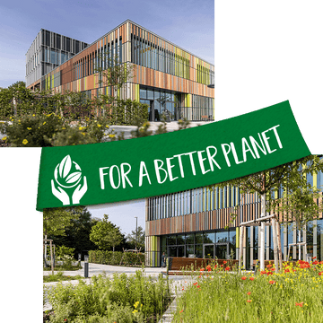 Ein modernes, umweltfreundliches Gebäude steht inmitten eines blühenden Gartens, mit Slogan-Banner.