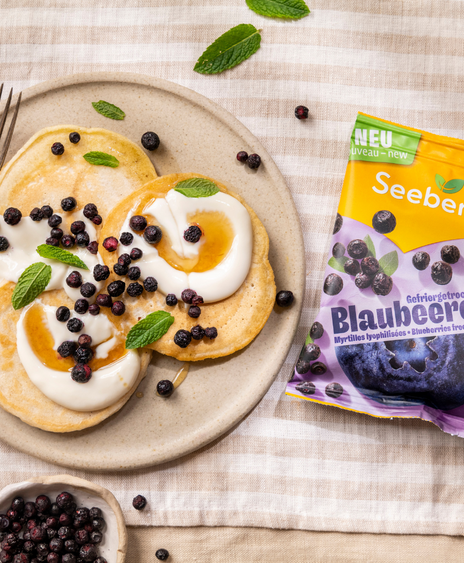 Pancakes mit Joghurt & gefriergetrockneten Blaubeeren