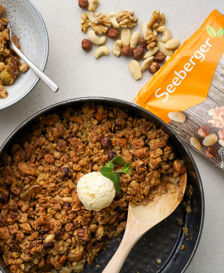 Veganer Frucht-Crumble mit Vanilleeis