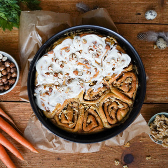 Carrot and cinnamon rolls with almonds
