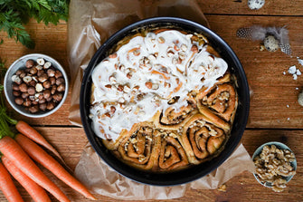 Carrot and cinnamon rolls with almonds